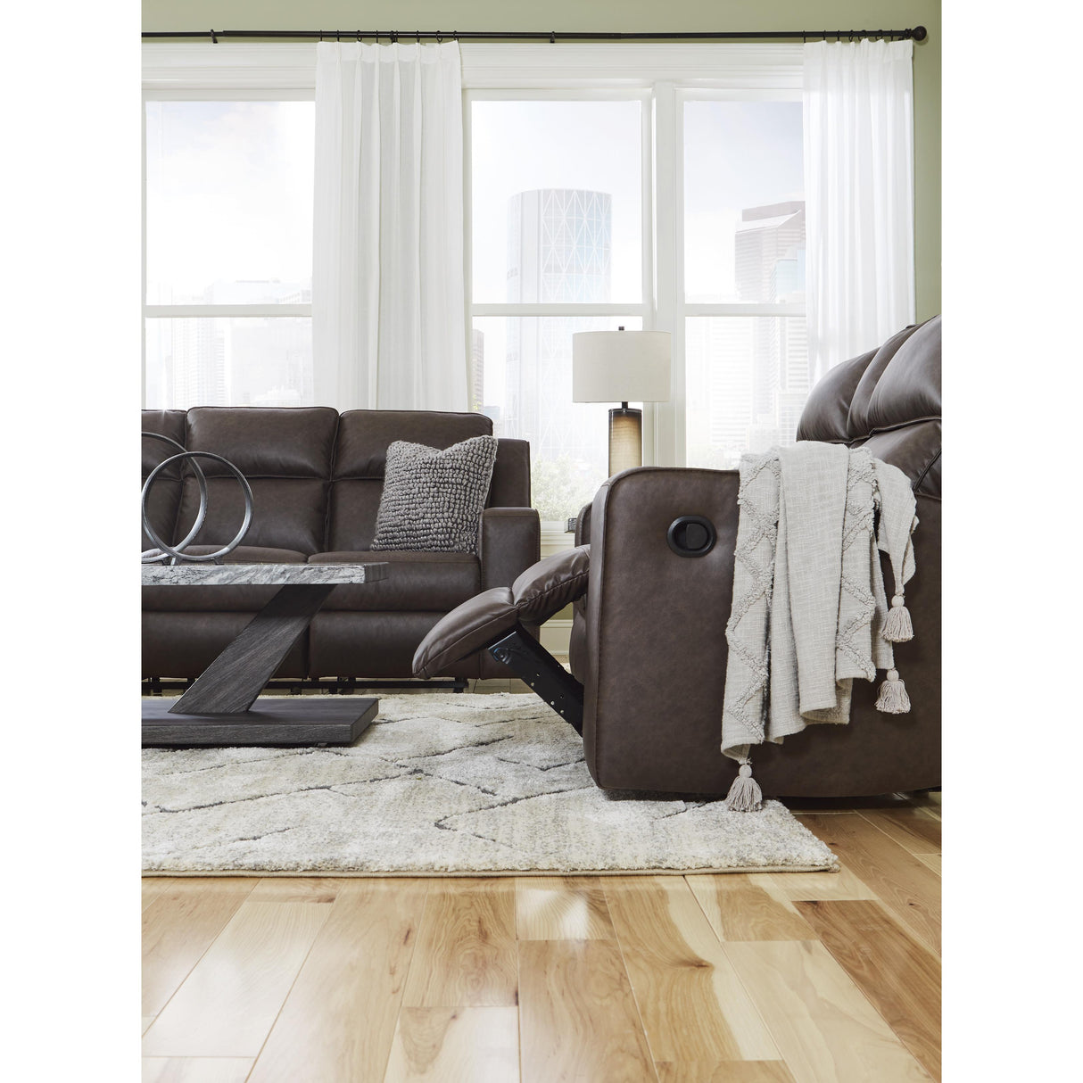 Signature Design by Ashley Lavenhorne 6330694 Double Reclining Loveseat with Console IMAGE 12