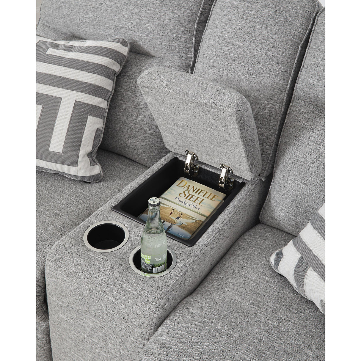 Signature Design by Ashley Biscoe 9050318 Power Reclining Loveseat with Console and Adjustable Headrest IMAGE 7