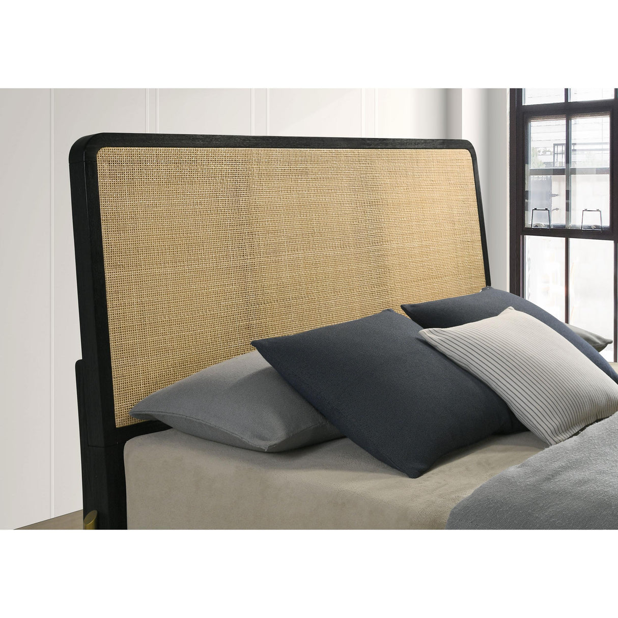 Coaster Furniture Arini 224330Q Rattan Queen Panel Bed - Black and Natural IMAGE 6