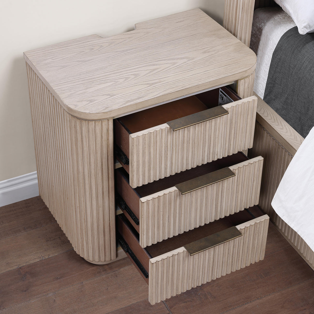 Steve Silver Furniture Henry HEN900TNS Sand Nightstand w/ USB-C IMAGE 6