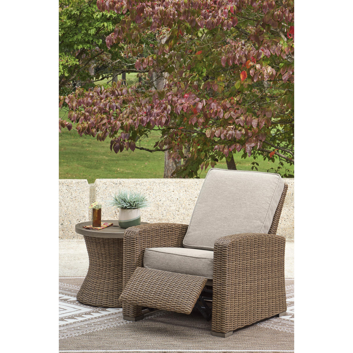 Signature Design by Ashley Laguna Heights PCP790-706 Round End Table with Umbrella Option IMAGE 11