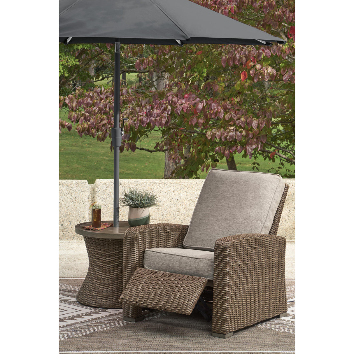 Signature Design by Ashley Laguna Heights PCP790-706 Round End Table with Umbrella Option IMAGE 14