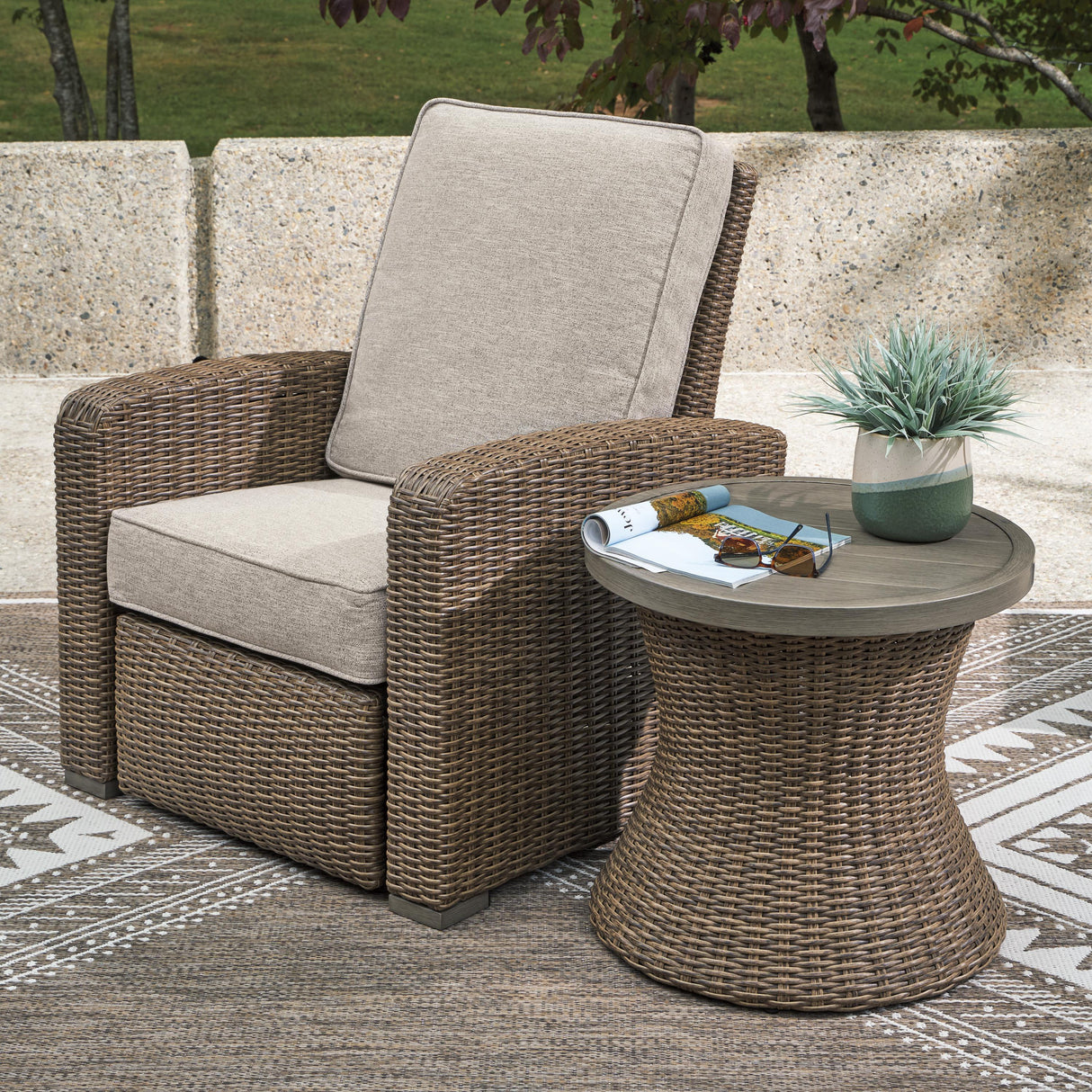 Signature Design by Ashley Laguna Heights PCP790-706 Round End Table with Umbrella Option IMAGE 9