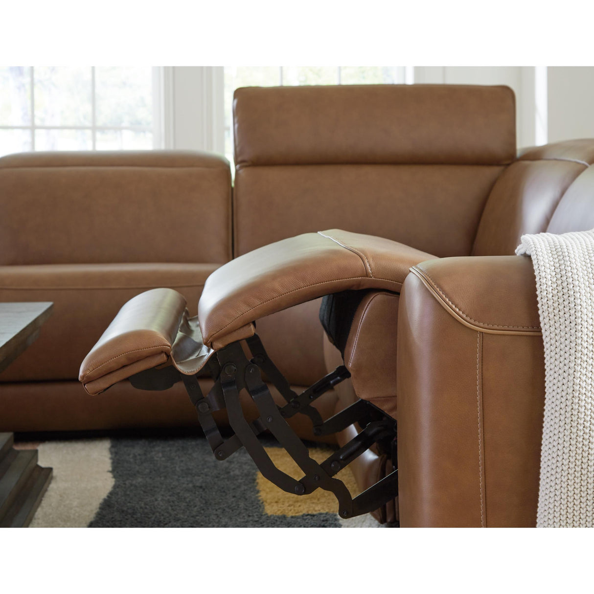 Signature Design by Ashley Magic Man Power Reclining Leather Match 5 pc Sectional PCU1070031/PCU1070046A/PCU1070058/PCU1070062/PCU1070077 IMAGE 5