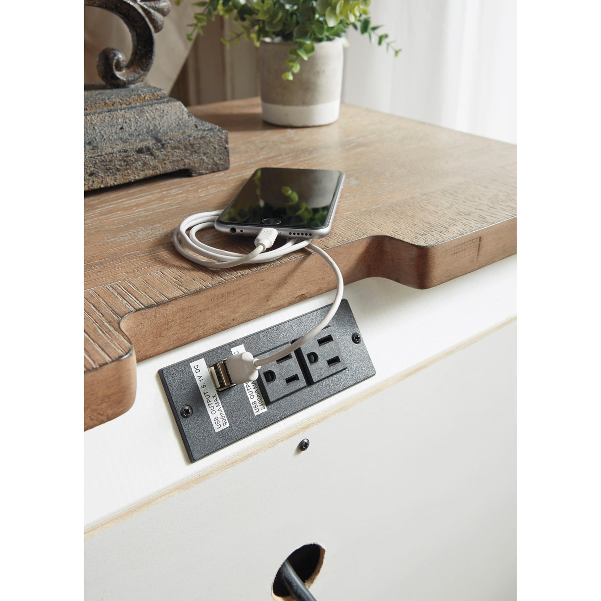  Signature Design by Ashley Realyn 3-Drawer Nightstand B743-93 IMAGE 5