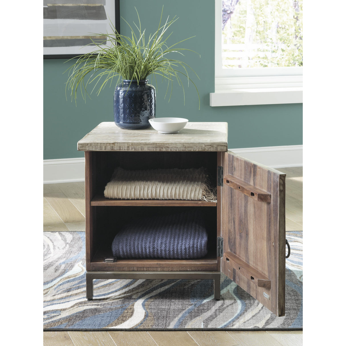  Signature Design by Ashley Laddford A4000506 Accent Cabinet IMAGE 8