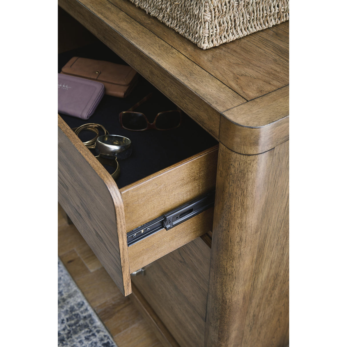  Signature Design by Ashley Cabalynn B974-46 Five Drawer Chest IMAGE 8