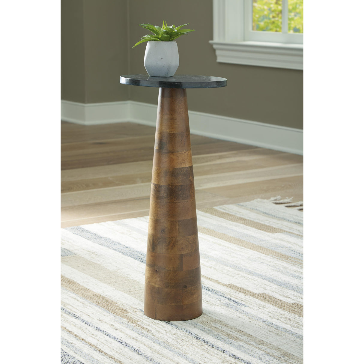  Signature Design by Ashley Quinndon A4000633 Accent Table IMAGE 3