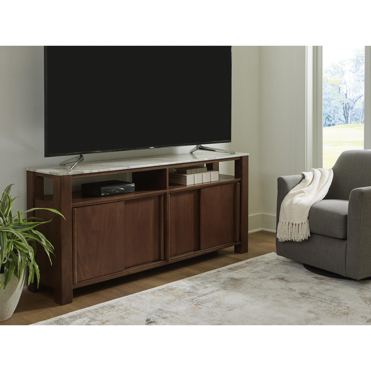  Signature Design by Ashley Tobinville A4000673 Accent Cabinet IMAGE 6